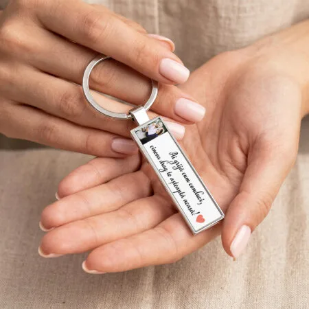 breloc personalizat cu poză și mesaj — cadou unic