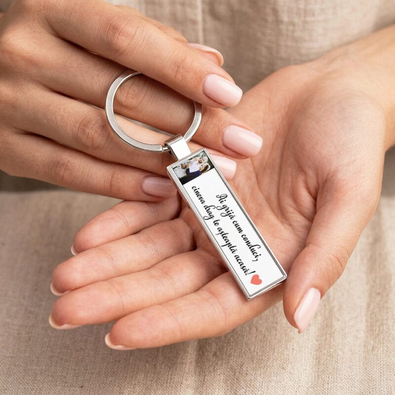 breloc personalizat cu poză și mesaj — cadou unic