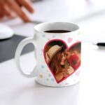 cană personalizată cu inimi și o poză