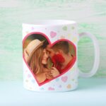 cană personalizată cu inimi și o poză