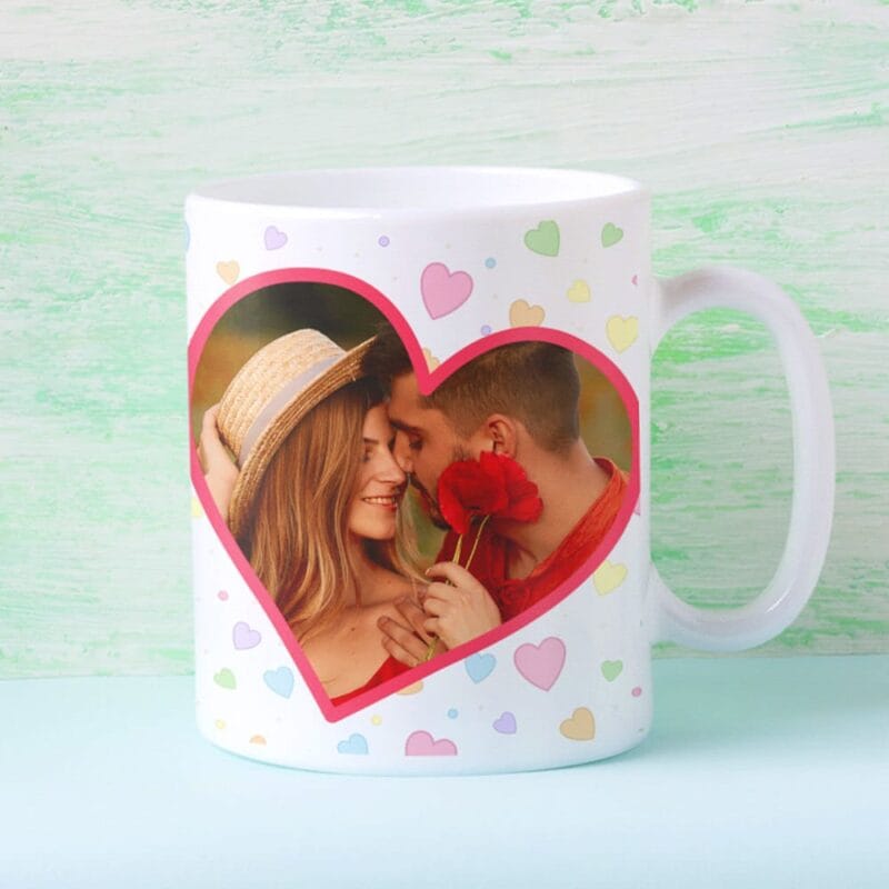 cană personalizată cu inimi și o poză