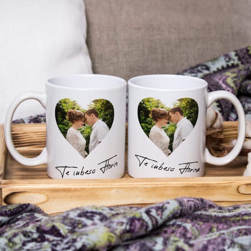 set 2 căni personalizate cu poză și nume — cadou cuplu te iubesc