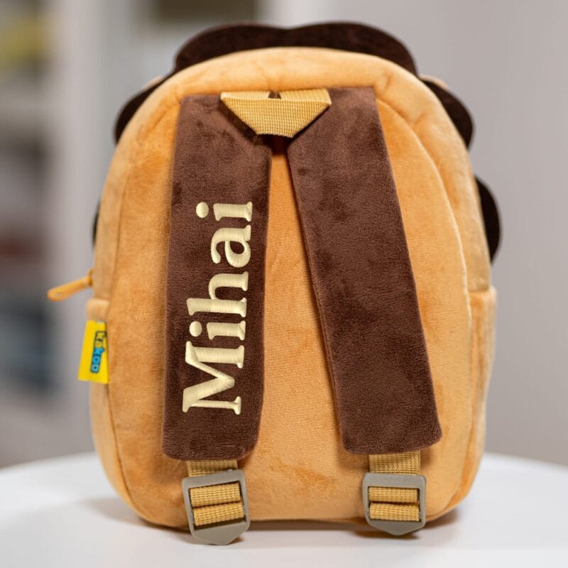 ghiozdănel leu din pluș personalizat cu nume