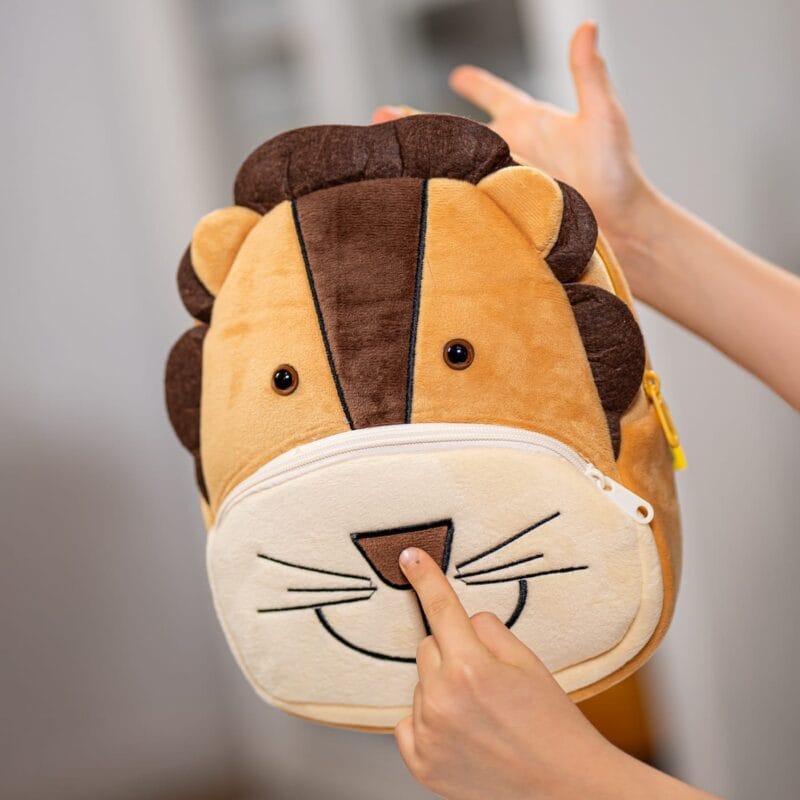 ghiozdănel leu din pluș personalizat cu nume