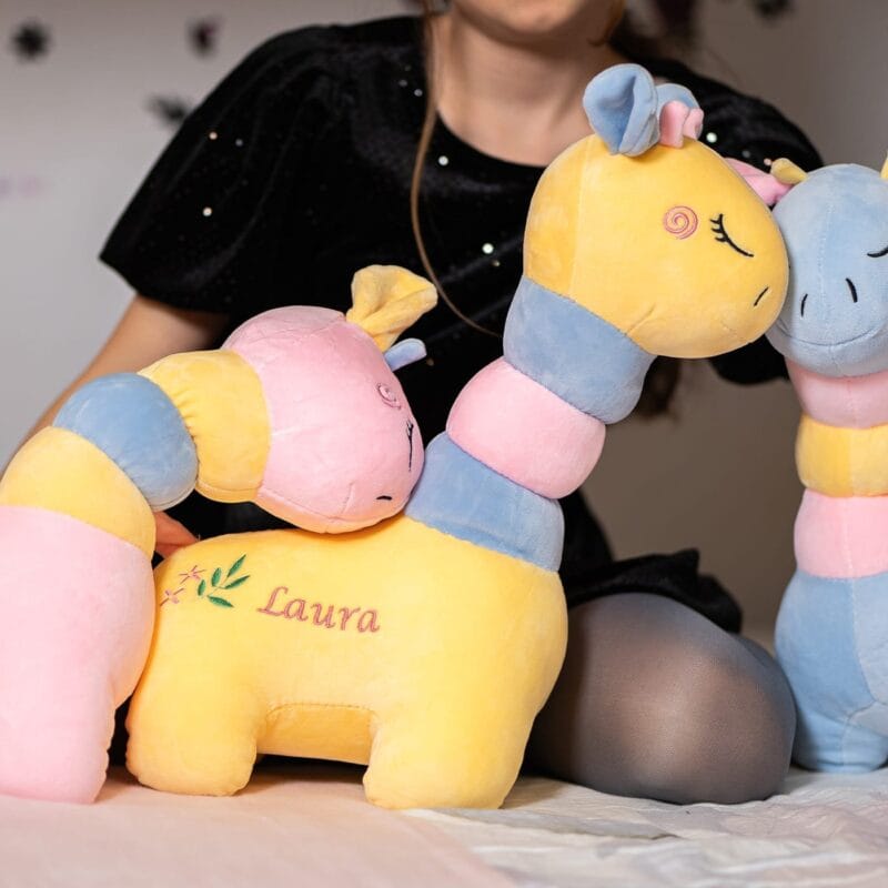 girafă adorabilă de pluș personalizată cu nume brodat