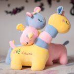 girafă adorabilă de pluș personalizată cu nume brodat