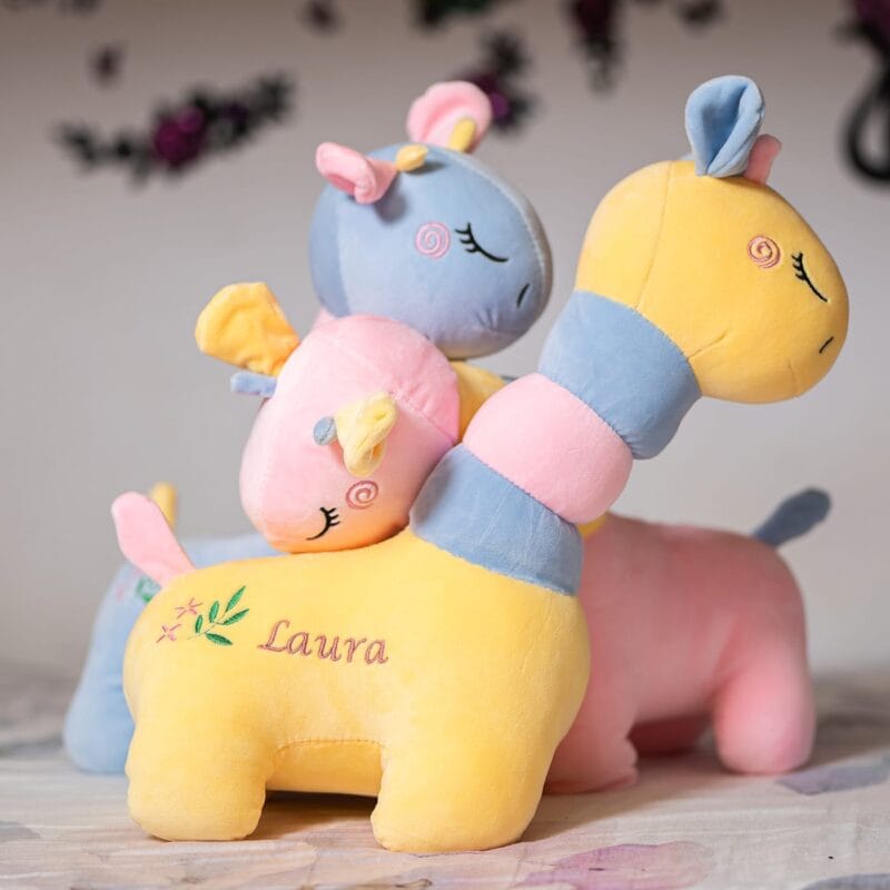 girafă adorabilă de pluș personalizată cu nume brodat