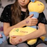 girafă adorabilă de pluș personalizată cu nume brodat