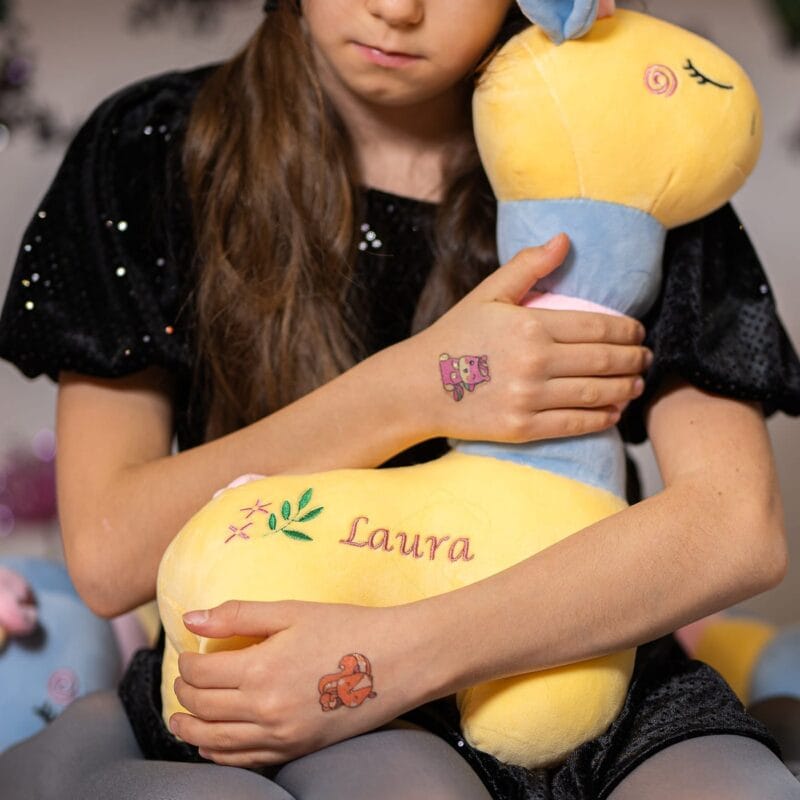 girafă adorabilă de pluș personalizată cu nume brodat