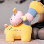 girafă adorabilă de pluș personalizată cu nume brodat