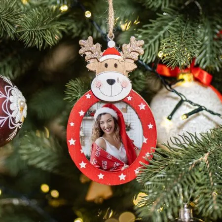 ornament din lemn ren bucuros personalizat cu o poză