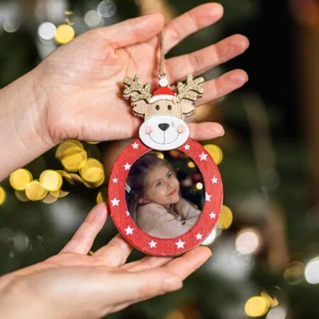 ornament din lemn ren bucuros personalizat cu o poză
