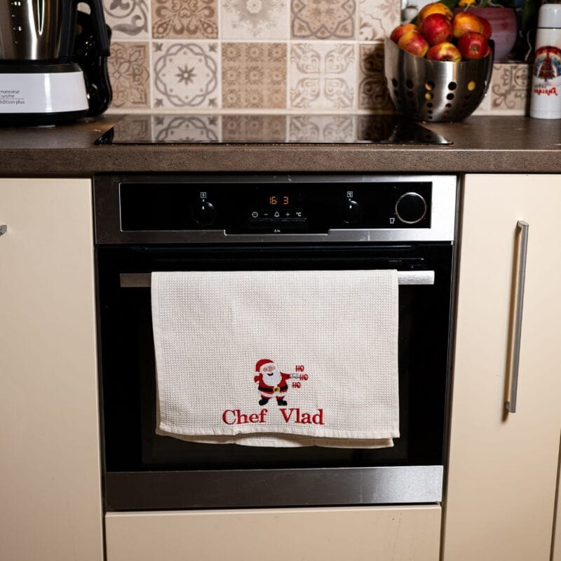 prosop de bucătărie personalizat cu numele chefului și moș crăciun