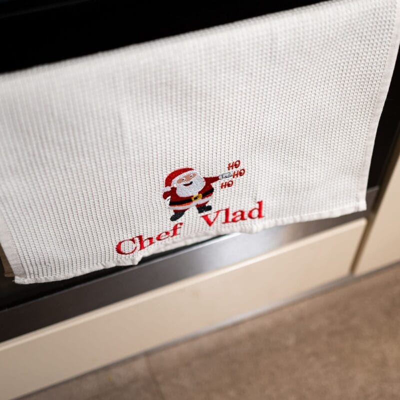 prosop de bucătărie personalizat cu numele chefului și moș crăciun