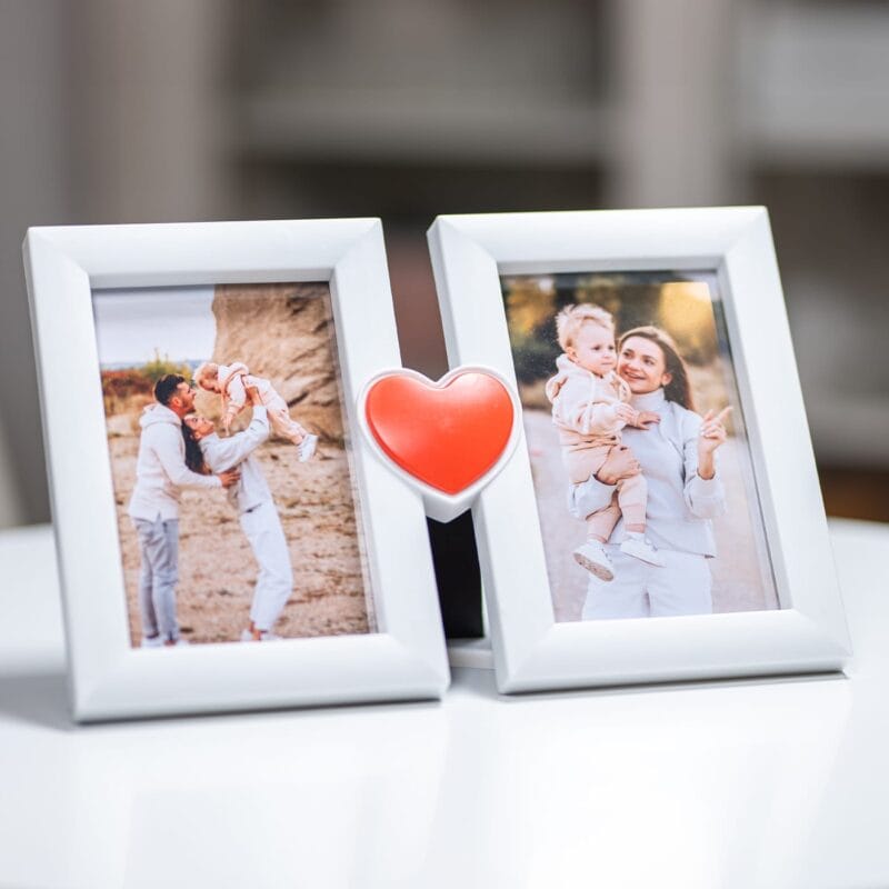 ramă foto cu inimă și 2 poze