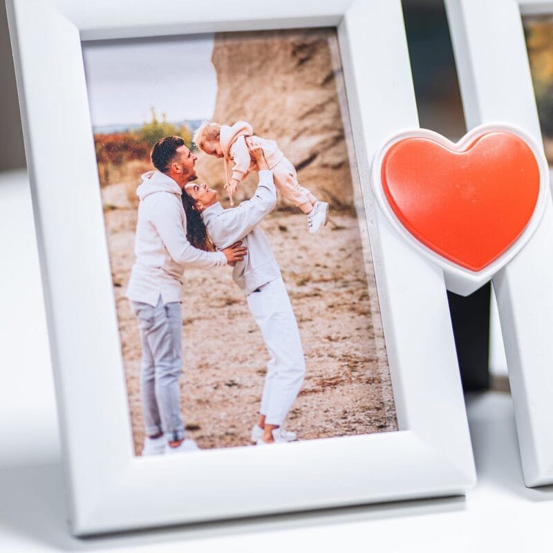 ramă foto cu inimă și 2 poze
