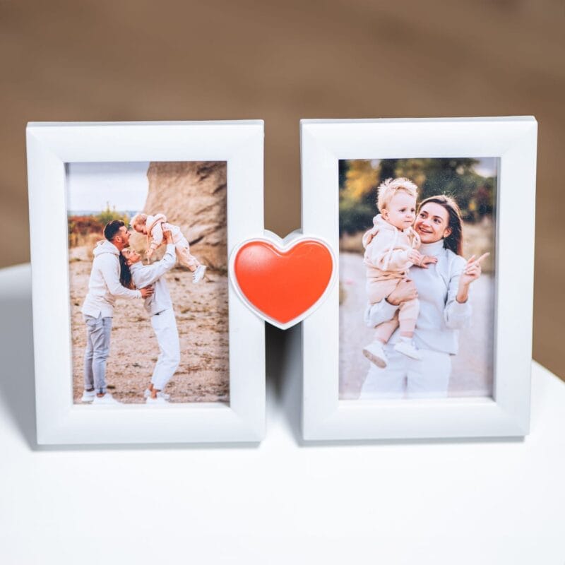 ramă foto cu inimă și 2 poze