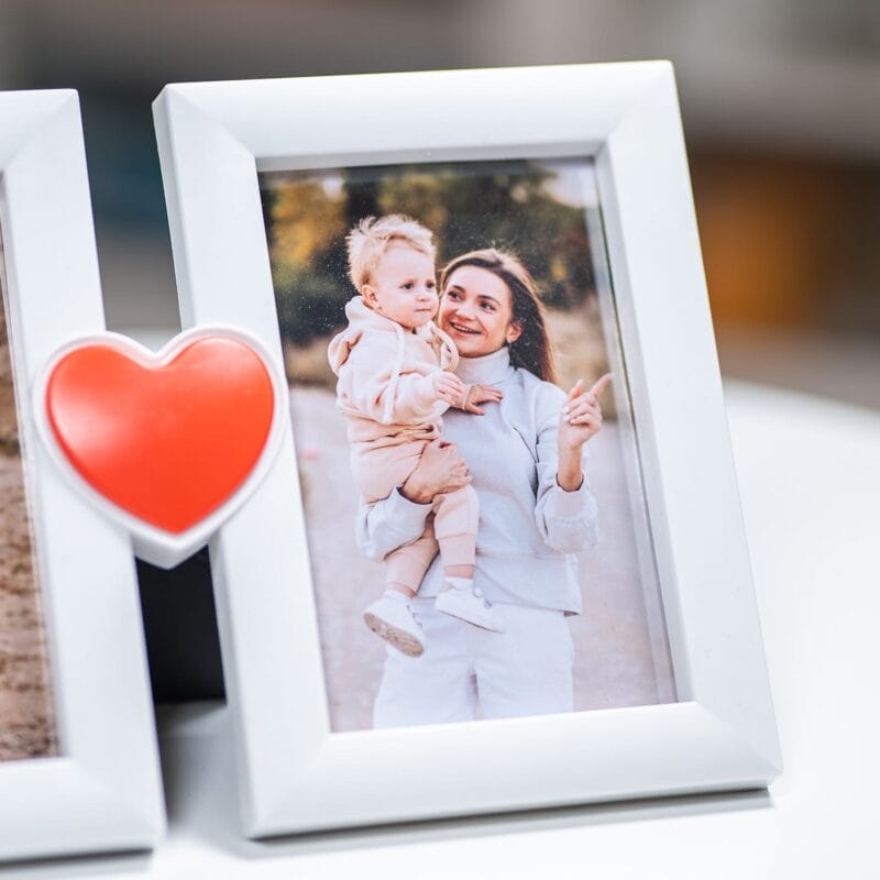 ramă foto cu inimă și 2 poze
