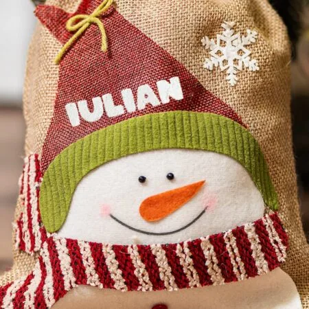 săculeț de cadouri personalizat cu nume și om de zăpadă