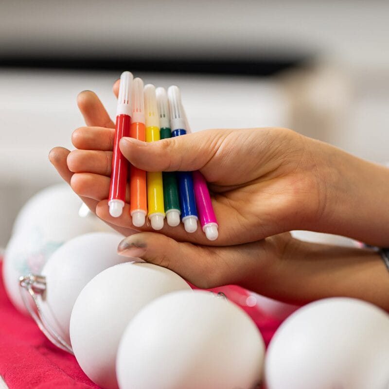 set de 8 globuri de colorat și 6 carioci