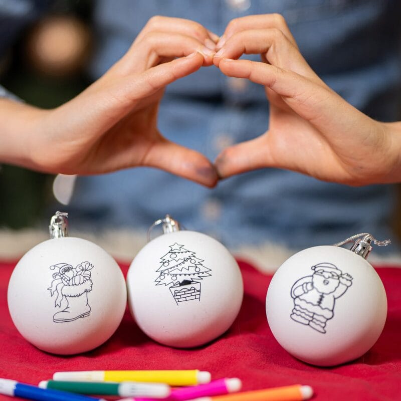 set de 8 globuri de colorat și 6 carioci