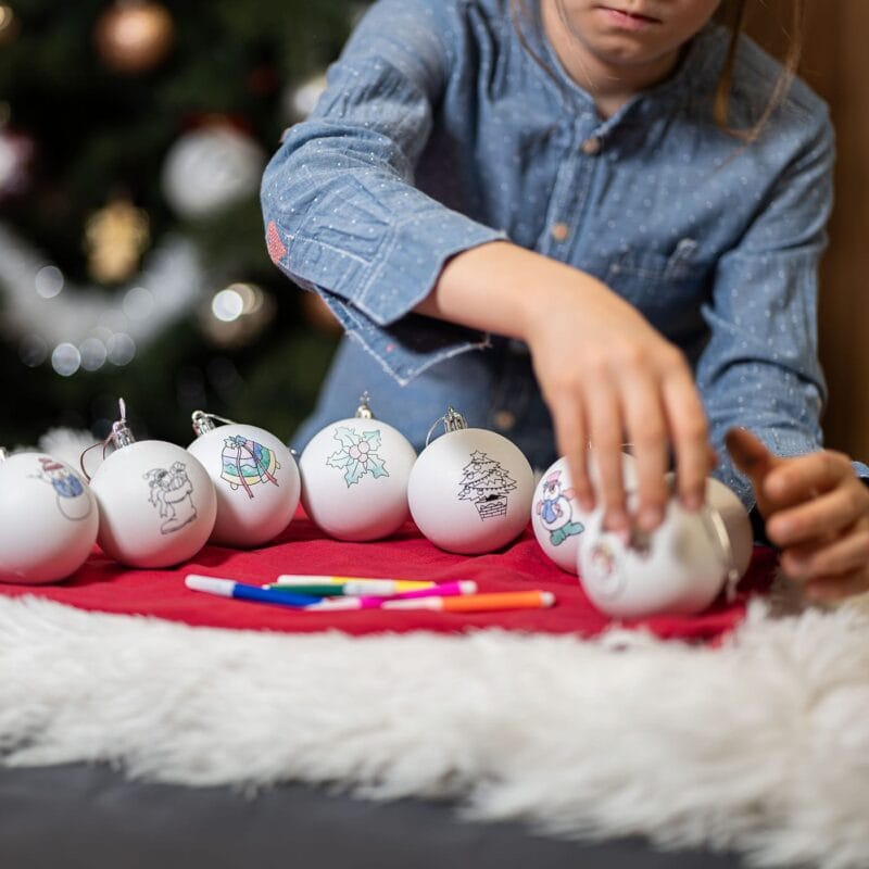 set de 8 globuri de colorat și 6 carioci