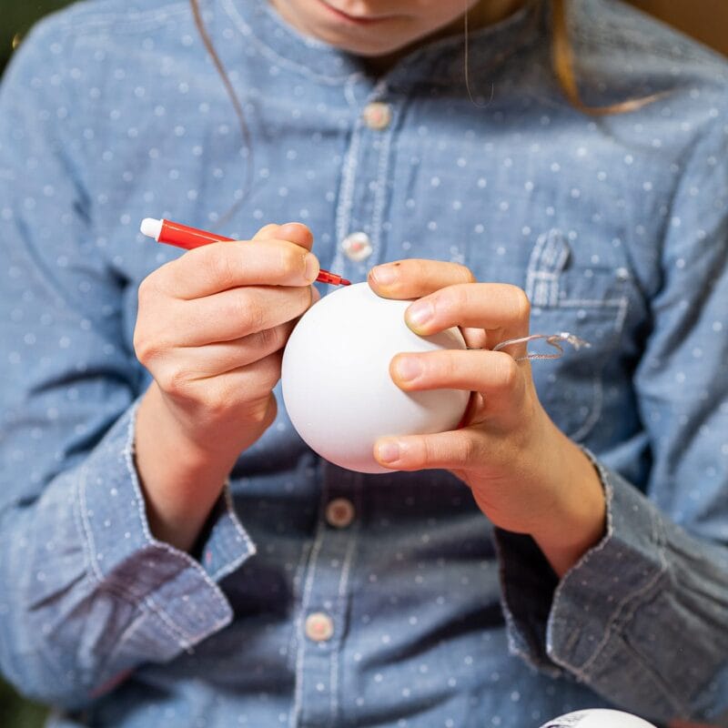 set de 8 globuri de colorat și 6 carioci