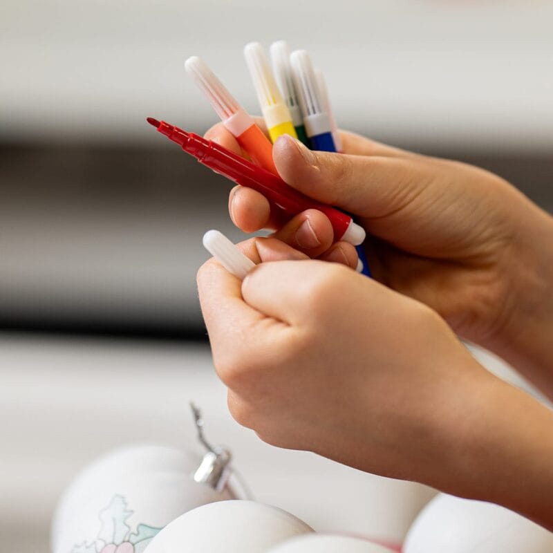 set de 8 globuri de colorat și 6 carioci