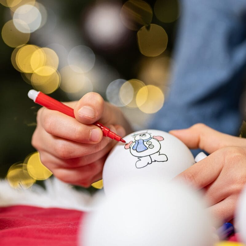 set de 8 globuri de colorat și 6 carioci