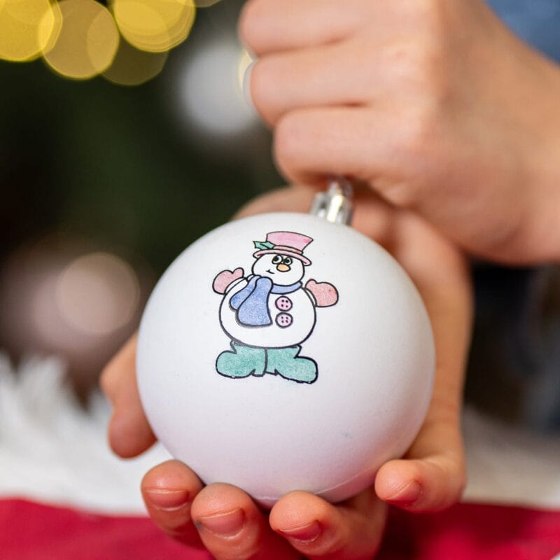 set de 8 globuri de colorat și 6 carioci