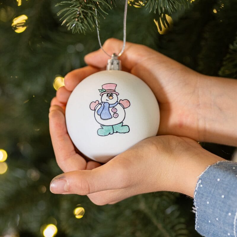 set de 8 globuri de colorat și 6 carioci