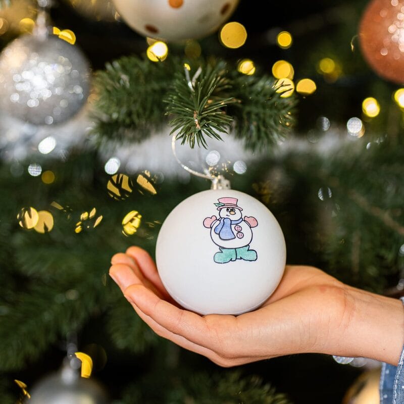 set de 8 globuri de colorat și 6 carioci