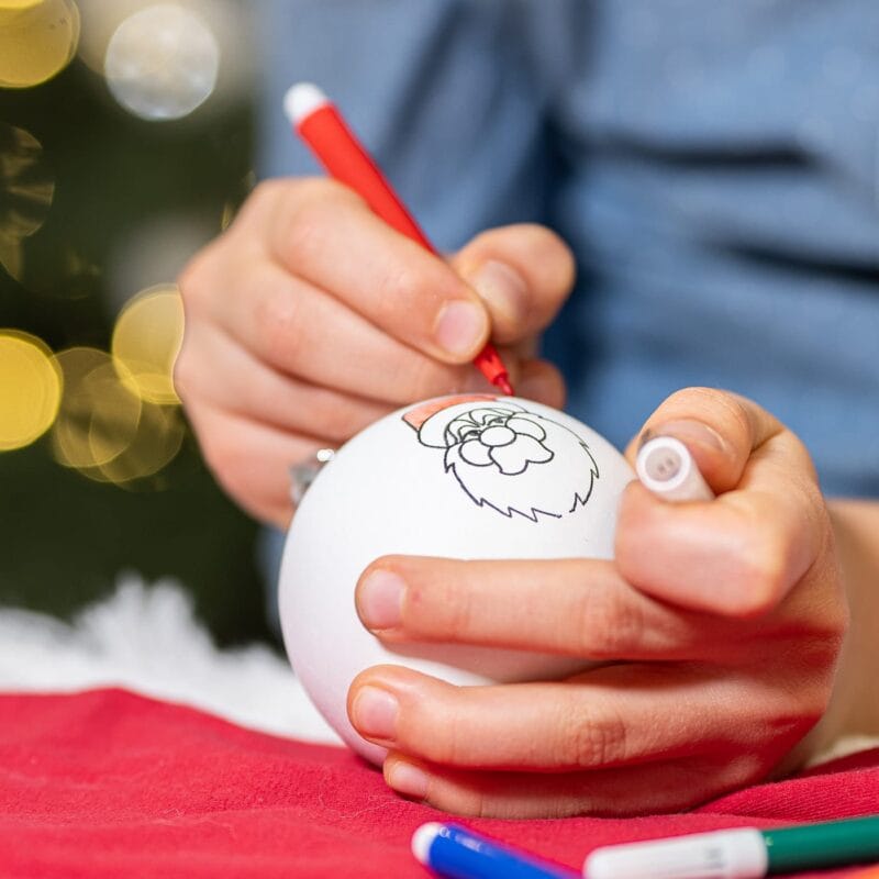 set de 8 globuri de colorat și 6 carioci