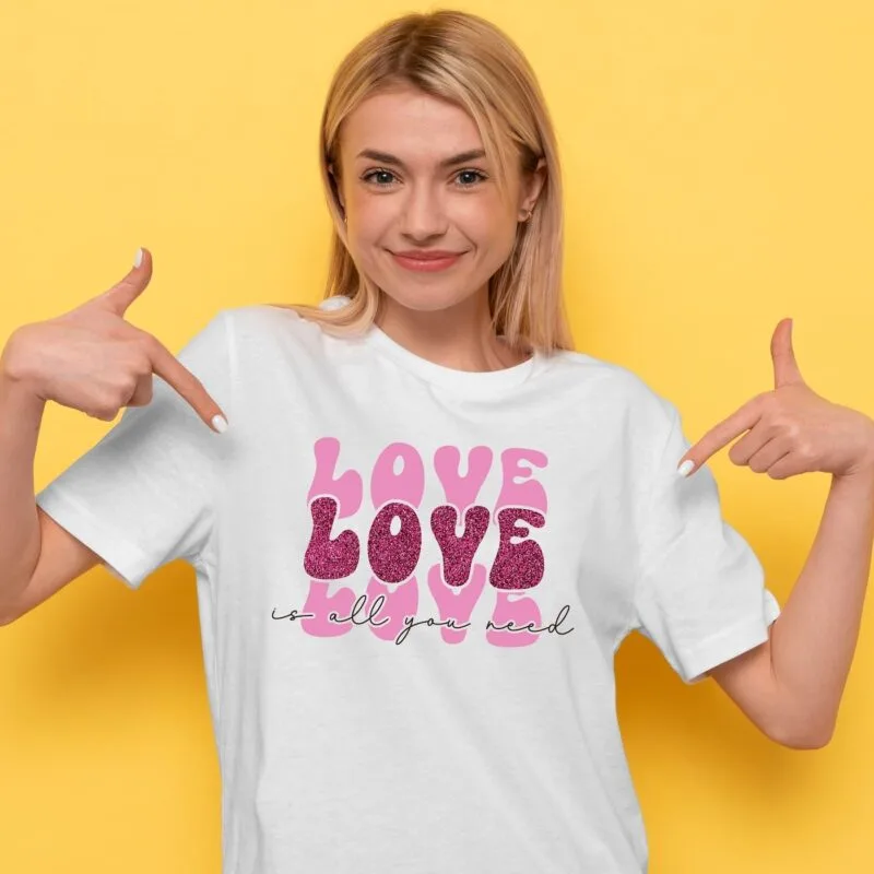 tricou cu imprimeu all you need is love