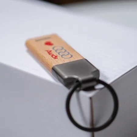 breloc personalizat i love și marca mașinii