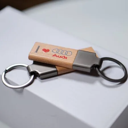 breloc personalizat i love și marca mașinii