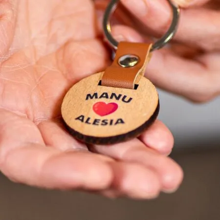 breloc rotund din lemn personalizat cu nume și inimioară