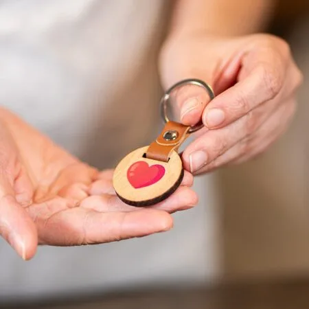 breloc rotund din lemn personalizat cu nume și inimioară