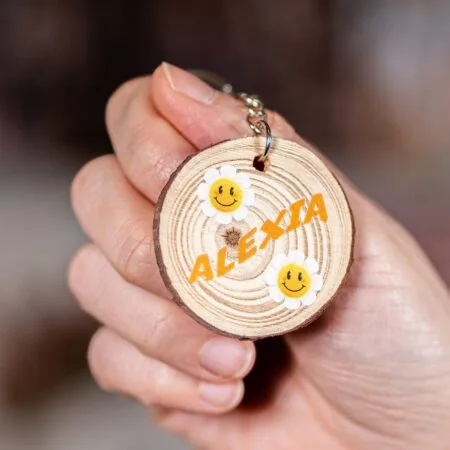 breloc din lemn personalizat cu nume și zâmbet