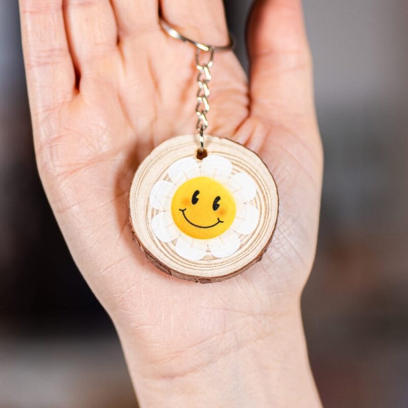 breloc din lemn personalizat cu nume și zâmbet