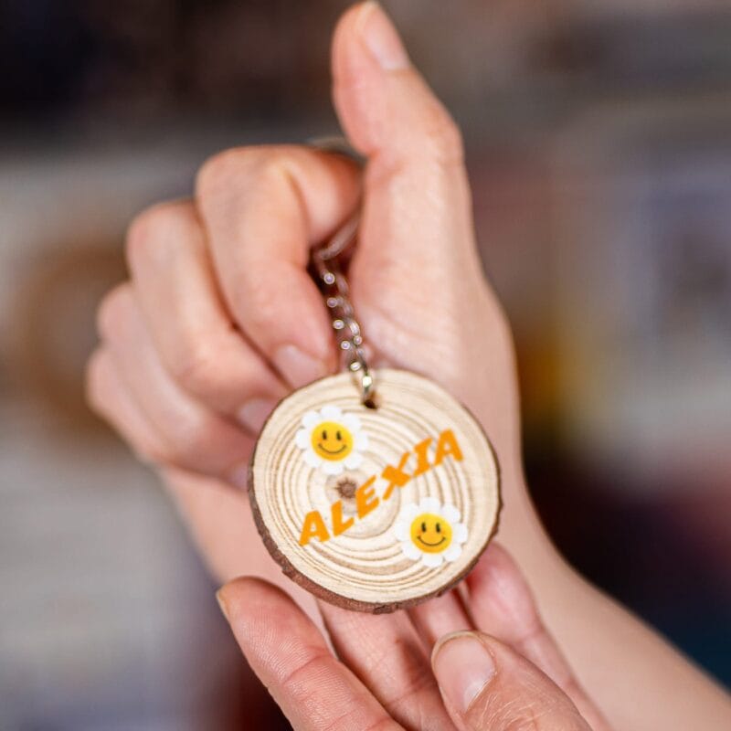 breloc din lemn personalizat cu nume și zâmbet
