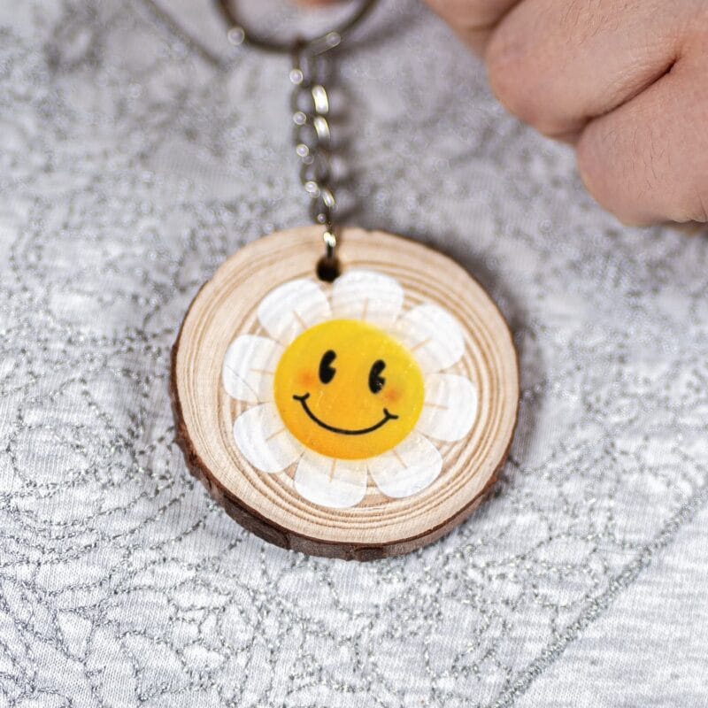 breloc din lemn personalizat cu nume și zâmbet
