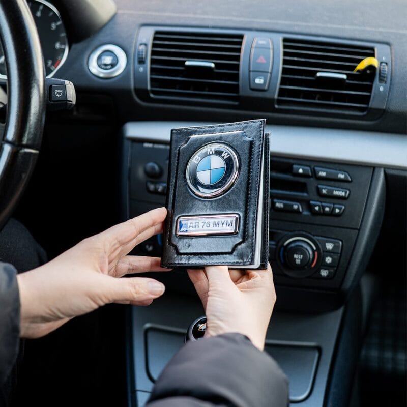 portofel acte mașină personalizat cu marcă și număr