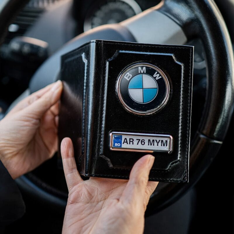 portofel acte mașină personalizat cu marcă și număr