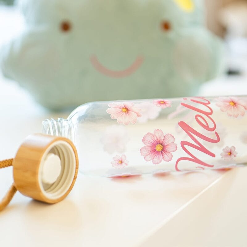 sticlă de apă personalizată cu nume și floricele