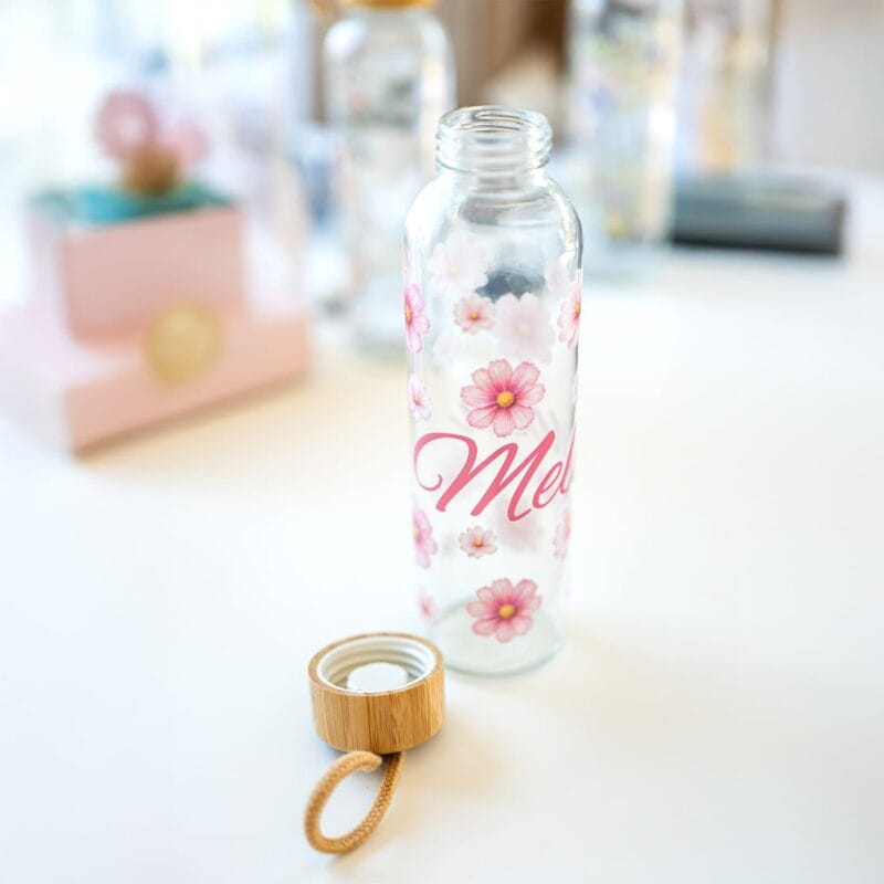 sticlă de apă personalizată cu nume și floricele