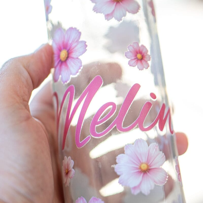 sticlă de apă personalizată cu nume și floricele