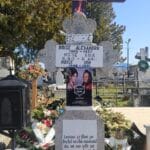 piatră personalizată cu mesaj și poză sub această cruce