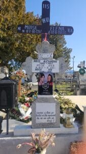 piatră personalizată cu mesaj și poză sub această cruce