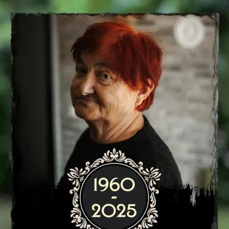 piatră personalizată cu mesaj și poză sub această cruce